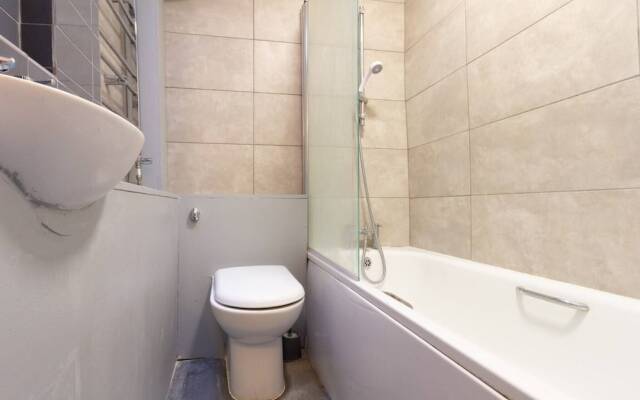 Authentic London - Four Bedroom Victorian House