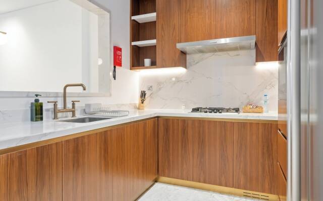 Elegant Apartment Amidst Vibrant Area with Balcony