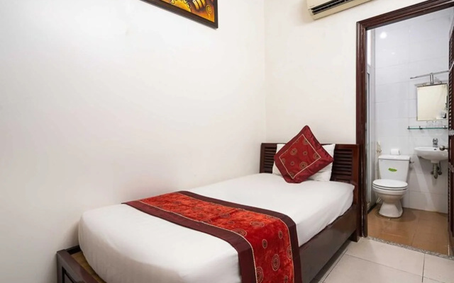 Collection O Dinh Dinh Hotel - Near Tan Son Nhat Airport – Guest Rooms – Ho Chi Minh City