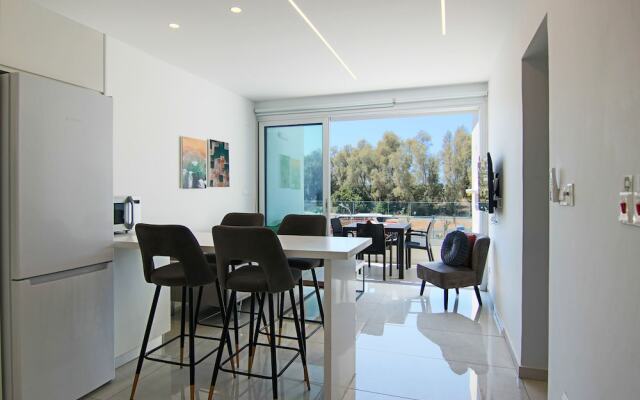 Phaedrus Living: Seaside Executive Flat Harbour 203