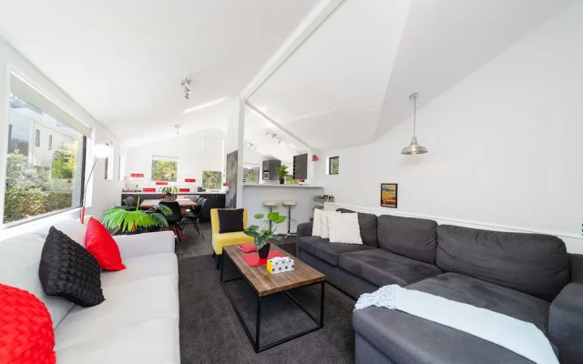 16 guests. Unique, central, mountain & lake views