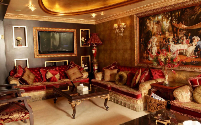Queen's Suite Hotel