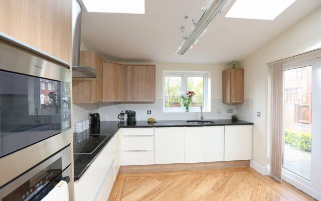 3/4 Bed House 2 Bathroom off Road Parking