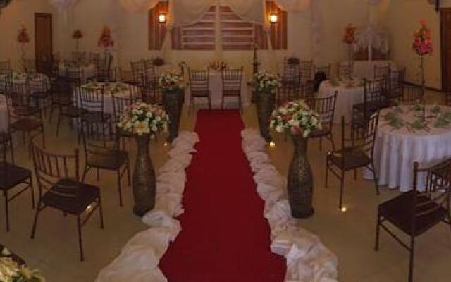 Farmhouse Hotel & Cafe