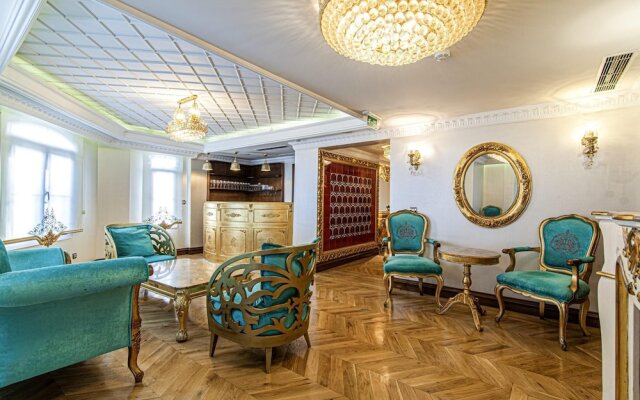 Hotel Room in Historic Mansion in Beylerbeyi