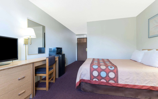 Super 8 by Wyndham Raton - фото 3