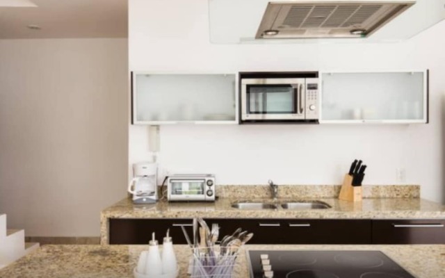 Radiant 2BR PH in private location by Happy Address