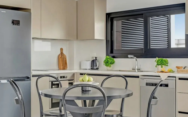 Sanders Only - Delightful 2-bdr Apt With Balcony
