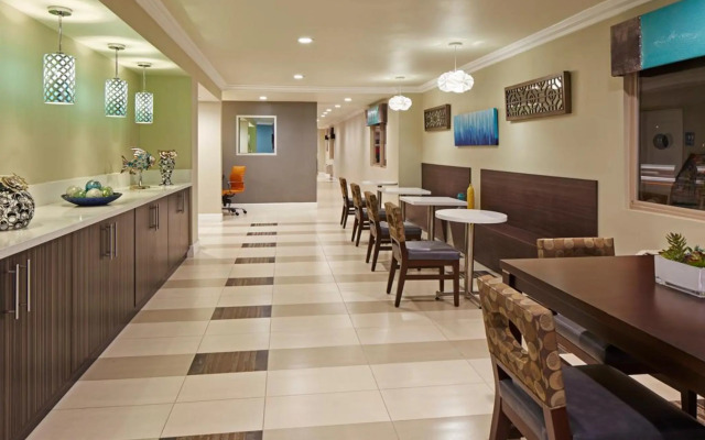 Eden Roc Inn & Suites
