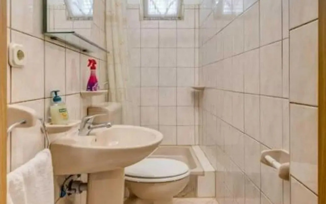 Charming Retreat Holiday Home Mravince With Pool