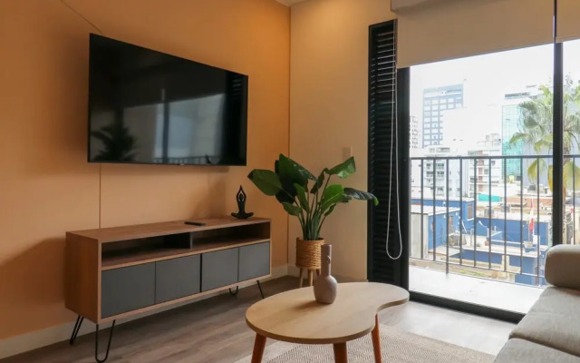 w Brilliant 2BR w Balcony in Miraflores