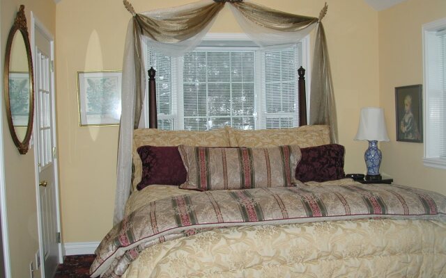 Hearthstone Elegant Lodge by the River