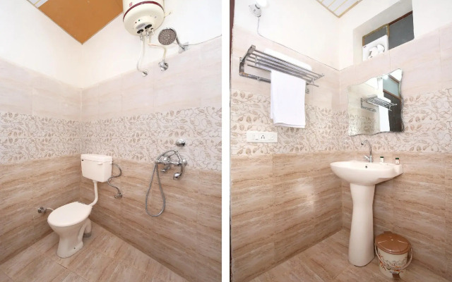 OYO 13368 Hotel Gold Star