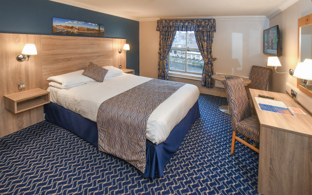 The Queens Hotel & Victoria Cloisters