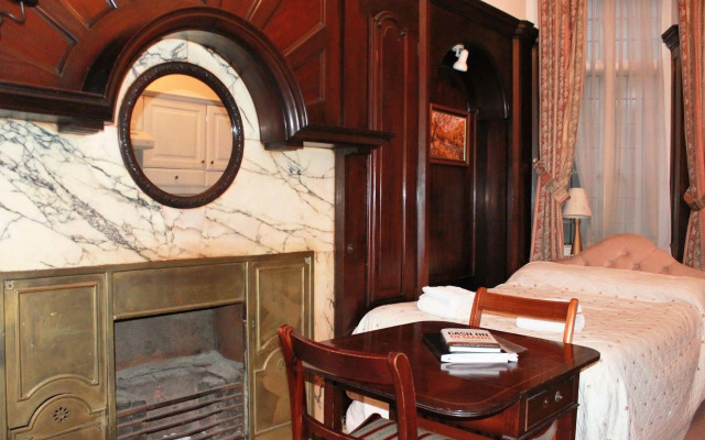 Kensington Court ApartHotel