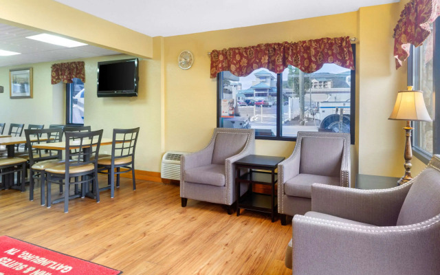 Econo Lodge Inn & Suites Gatlinburg at the Convention Center