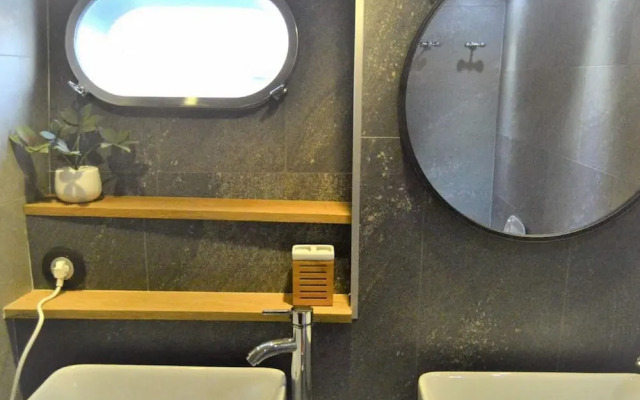 Attractive Yacht With Roof Terrace