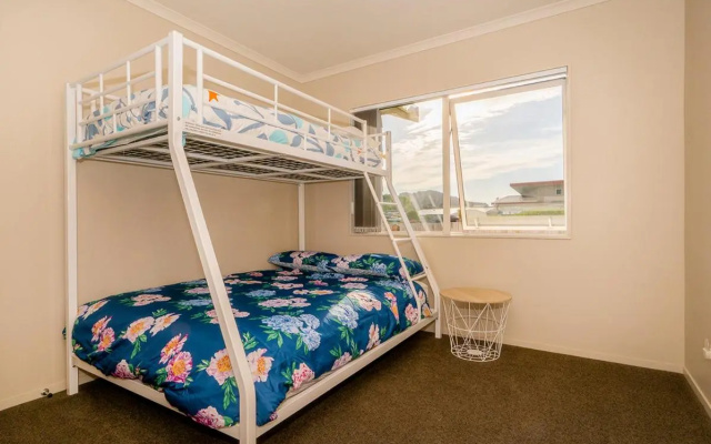 Home Base - Cooks Beach Holiday Home – Guest Rooms – Whitianga