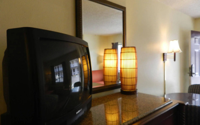 Maple Leaf Inn & Suites