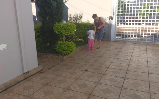 casa a 5 minutos do aeroporto e Univida