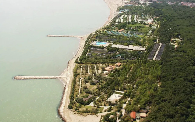 Spacious Apartment in Rosolina Mare near Sea