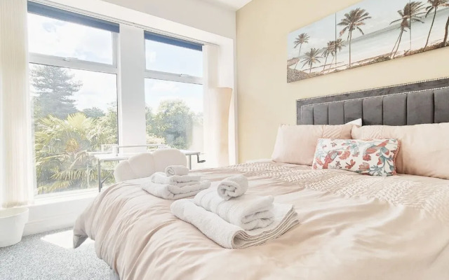 Stylish & Modern 2BR Flat