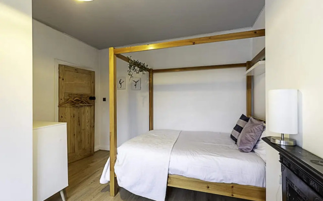 Gorgeous 4-bed Home With a Fireplace and Terrace