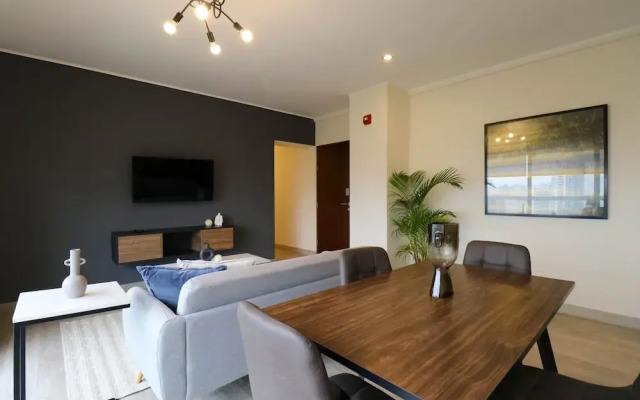 w Majestic 2BR w Modern Balcony in Miraflores