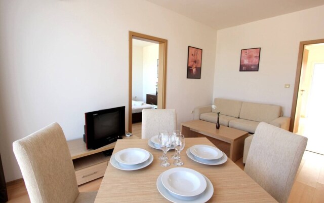 Seaside 1 BR Apartment With Balcony, up to 4 Pax