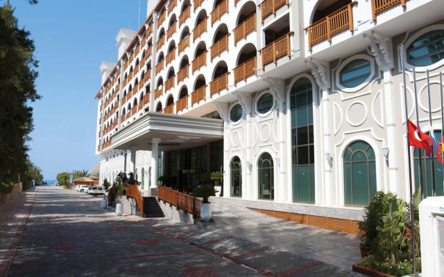 Quattro Beach Spa & Resort Hotel