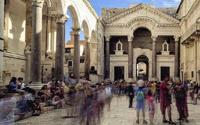 Center of Split