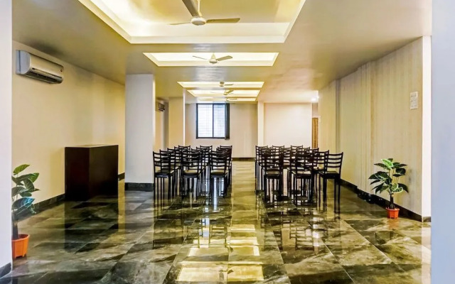 Log Inn Plaza By OYO Rooms