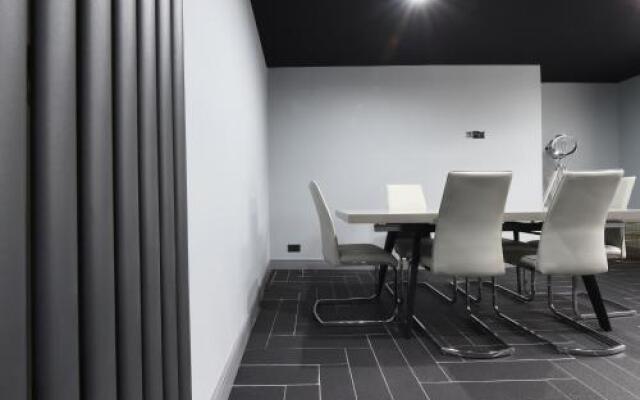 Swan Street Suite Slps 23