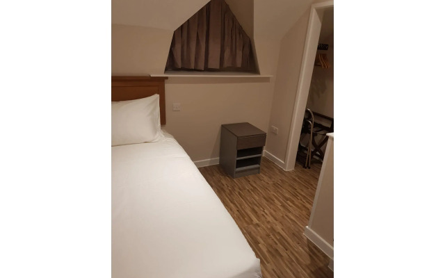 Gissons Hotel by OYO Rooms