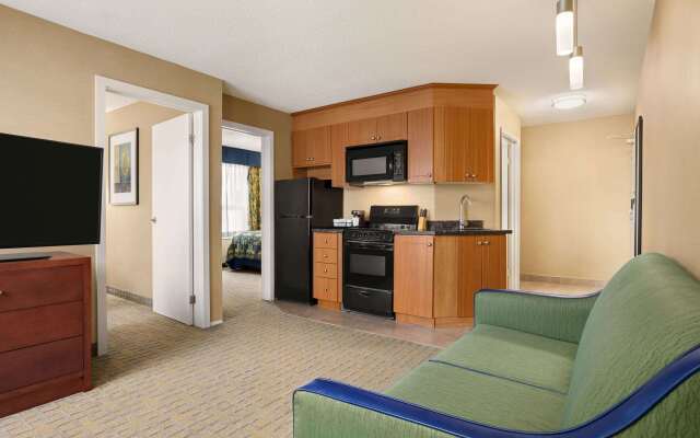 Travelodge by Wyndham Oshawa Whitby