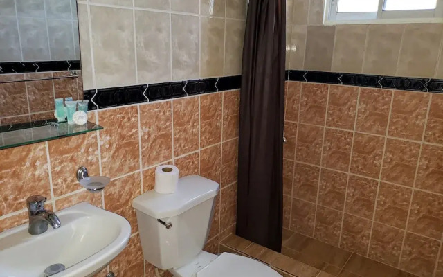 Costambar Ocean Breeze - Beachfront Apartment With Pool