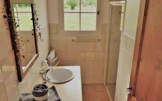 Charming house with private spa and terrace near Duras