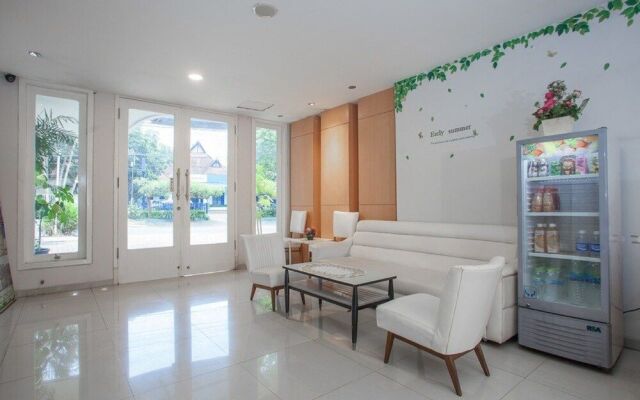 RedDoorz Plus @ Idjen Boulevard Malang