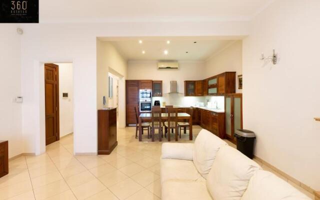 Beautiful, Seafront spacious APT in Sliema by 360 Estates