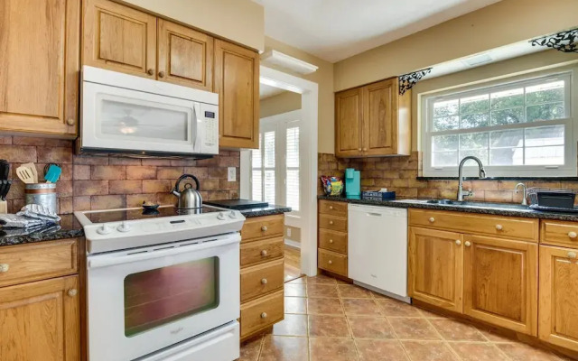 Lakefront Tavares Home w/ Deck, Patio & Dock!