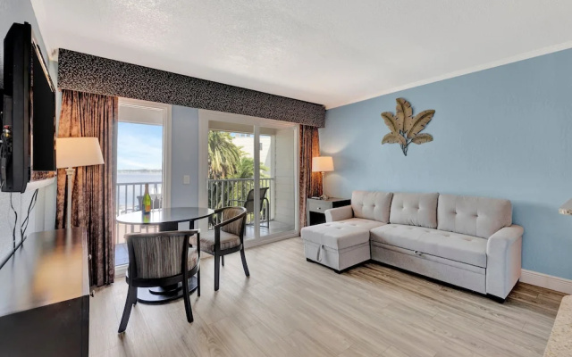 Seaside Luxury Oasis with balcony