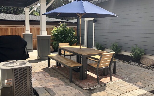 Hillside Haven 4 Bedroom Home by RedAwning