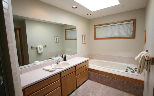 10 Tan Oak-AC-Hot Tub-3BR/3BA