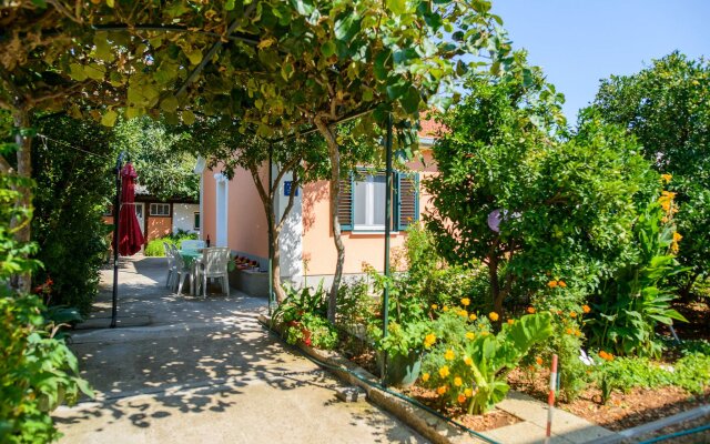 Holiday house Mirjana - beautiful garden with barbecue: Trogir. Riviera Trogir