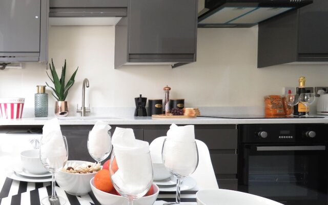 Tudors eSuites Birmingham Townhouse Private Garden Free Parking