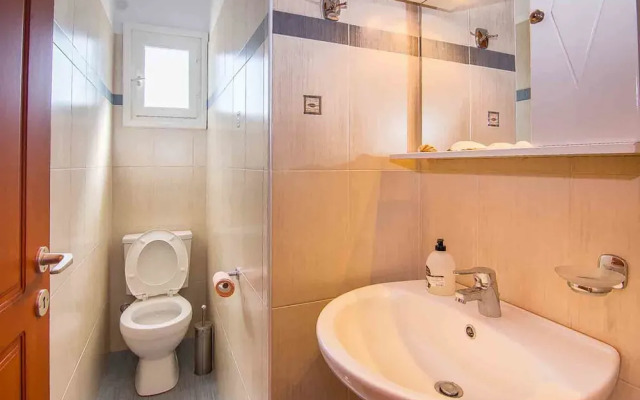 Spacious 2 Bedroom House with Fantastic Yard