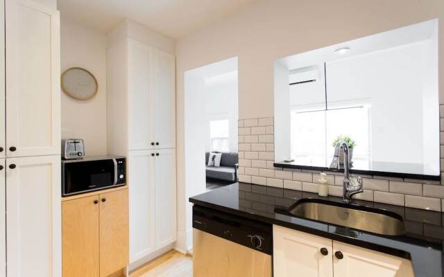 Stylish & Unique 3 Bdr Flat With Parking!