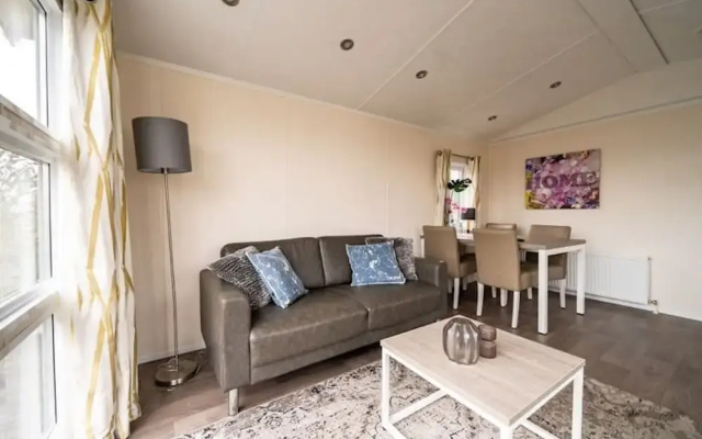 Veluwemeer Chalet With Microwave