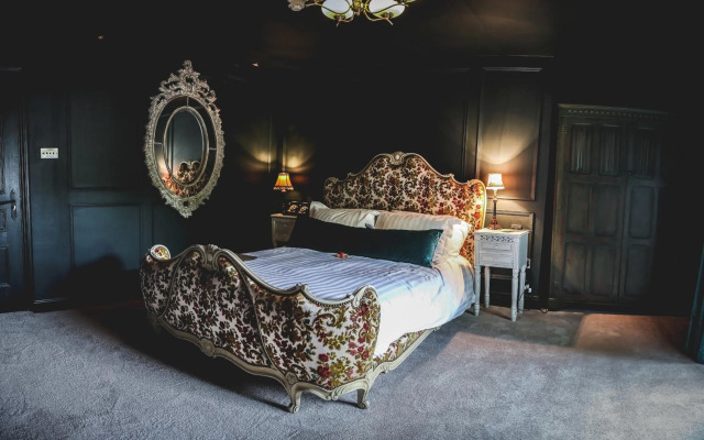 Le Petit Chateau & William de Percy
