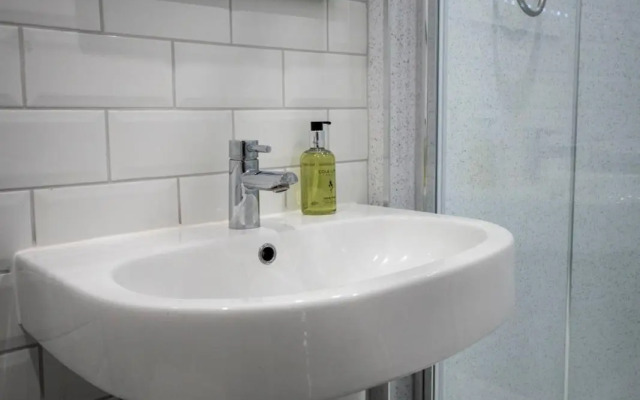 New Superhost Listing: Bright flat nr. University